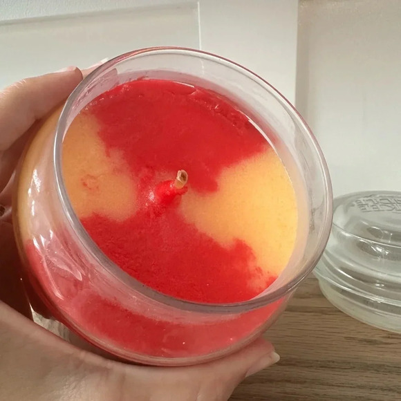 Yankee Candle Swirl 13 oz Jar Candle Mrs. Claus' Cookies - Picture 2 of 3